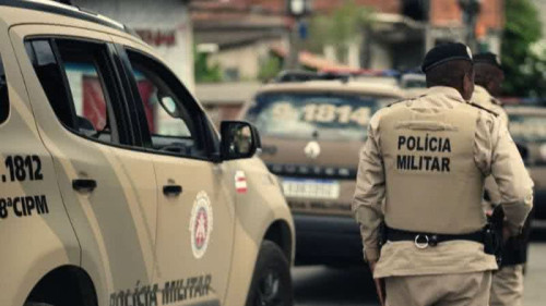 Homem tenta matar ex a facadas, foge da polícia e sofre traumatismo craniano ao cair de telhado em Salvador