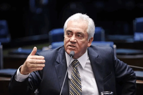 "Conversei duas ou três vezes com Vorcaro por telefone", diz Otto Alencar