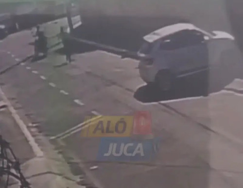 Mulher reage com spray de pimenta e suspeito foge de moto em Itapuã