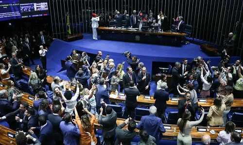 Senado aprova fim da escala 6x1 e redução da jornada para 40h semanais
