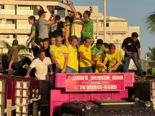 Flávio Bolsonaro faz ato de campanha ao lado de aliados em Salvador