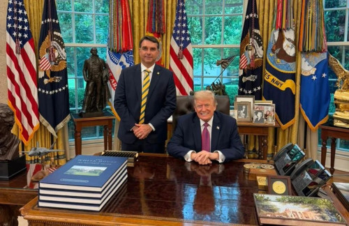 Trump diz que não vai "se envolver" após Flávio se autodeclarar presidente