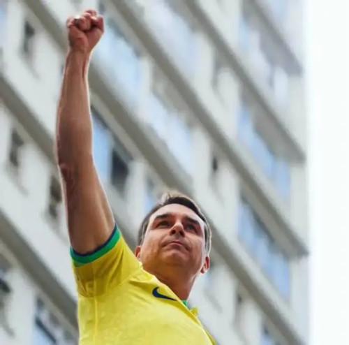 Justiça derruba liminar e libera Câmara para entregar título de cidadão de Salvador a Flávio Bolsonaro