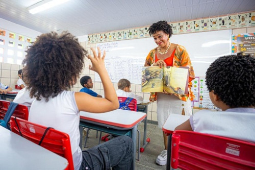 Dia do Professor: projeto antirracista de Camaçari contribui para a formação de uma nova consciência entre estudantes