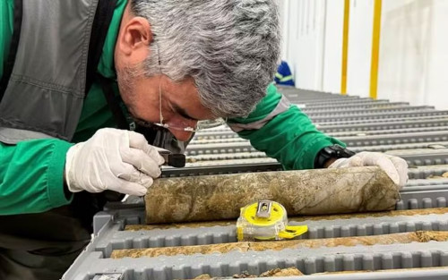 Mineradora australiana identifica alto teor de terras raras em novo projeto de exploração no Sul de MG