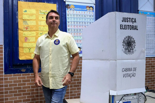 Flávio recua e retira trecho da carta onde se declarou presidente do Brasil