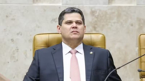 Alcolumbre usa Bolsonaro como "moeda de troca" para se manter na presidência do Senado