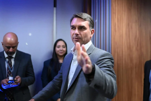 Rogério Marinho nega que Flávio Bolsonaro tenha deixado o Brasil