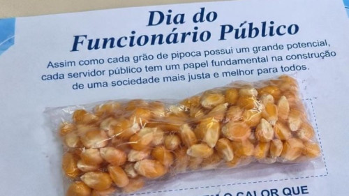 Prefeitura dá milho cru de presente a funcionários no Dia do Servidor Público
